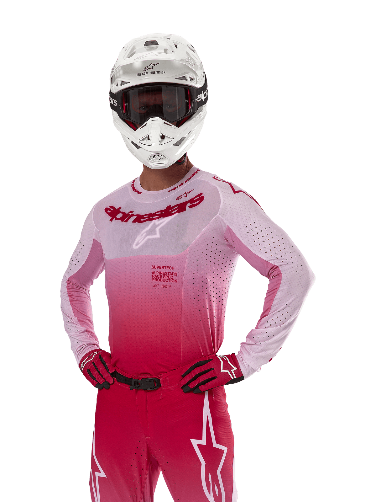 Alpinestars Supertech Dade Jersey 2024, odzież motocrossowa, gradientowy wzór Red Berry Lilac, koszulka z długim rękawem i laserowo wycinanymi perforacjami, zawodnik w białym kasku oraz pasujących czerwonych rękawicach i spodniach, profesjonalny zestaw motocrossowy na białym tle