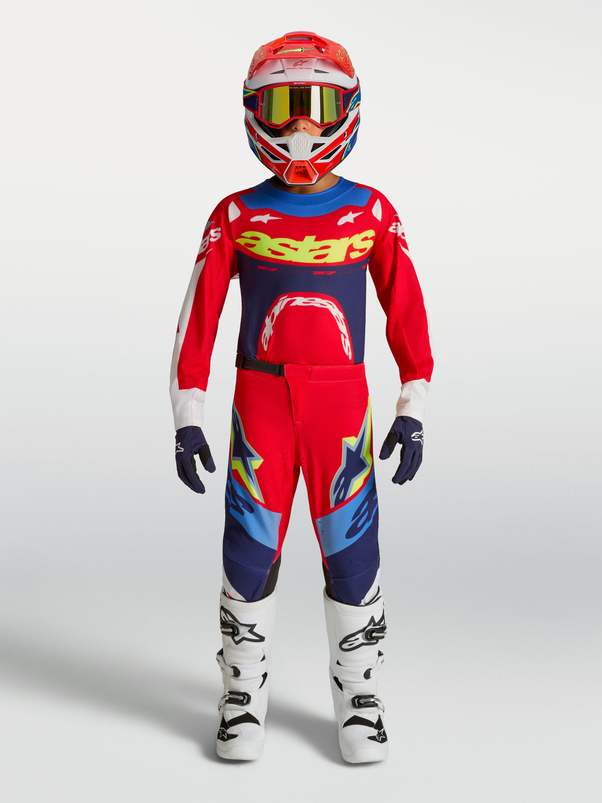 Alpinestars Supertech Dyna, młodzieżowy zestaw MX, czerwony i granatowy, strój wyścigowy na zawodniku, elastyczna siatka.