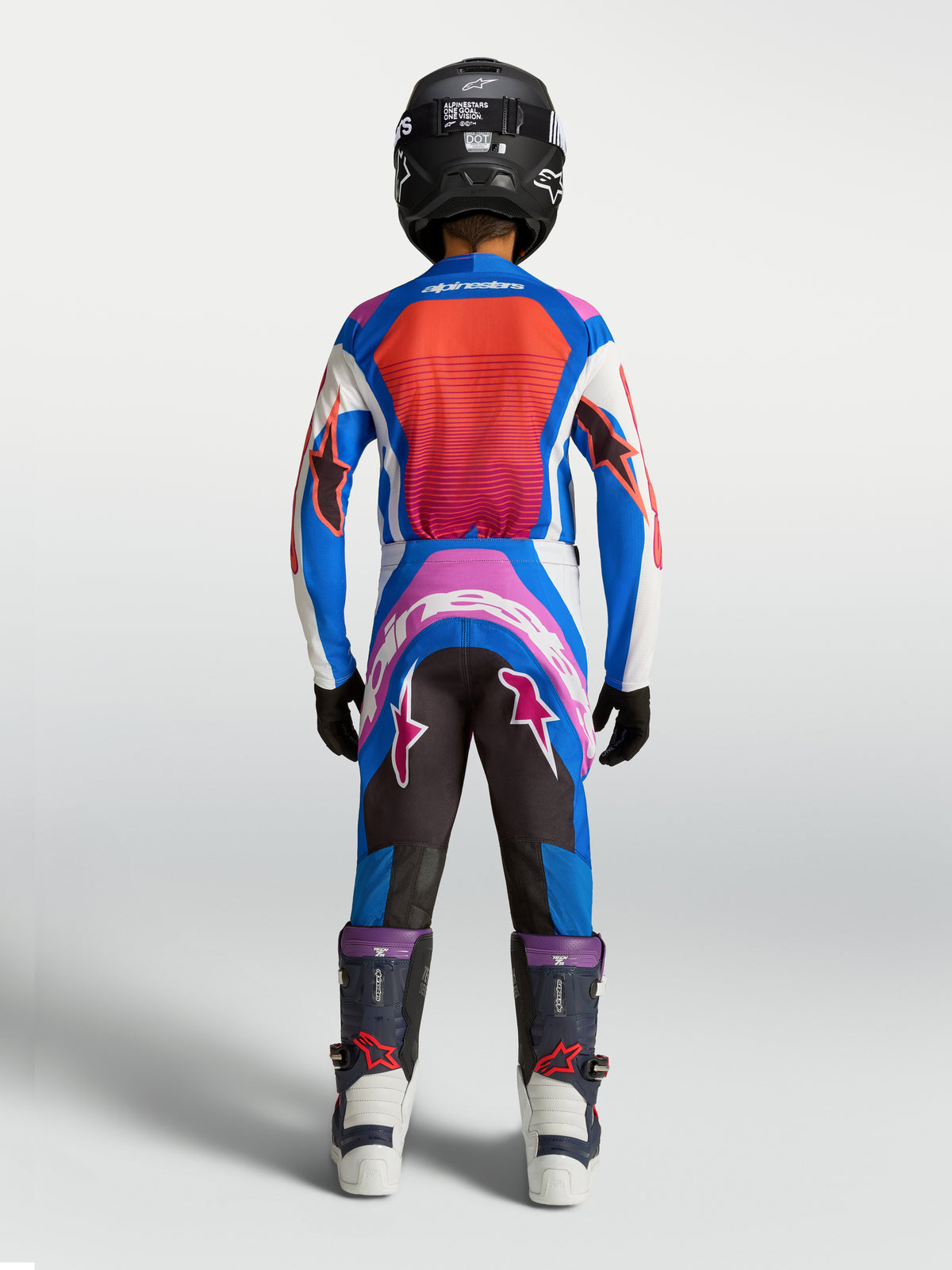 Alpinestars Youth Supertech Maven, niebieski i koralowy młodzieżowy zestaw motocrossowy, widok od tyłu na modelu.