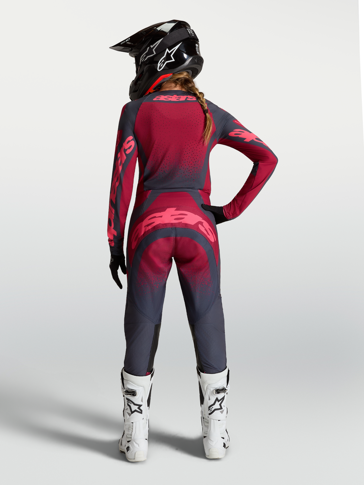 Alpinestars Stella Techstar Swan Gear Set i spodnie, damski zestaw motocrossowy, ciemnoszary i czerwony, widok z tyłu.