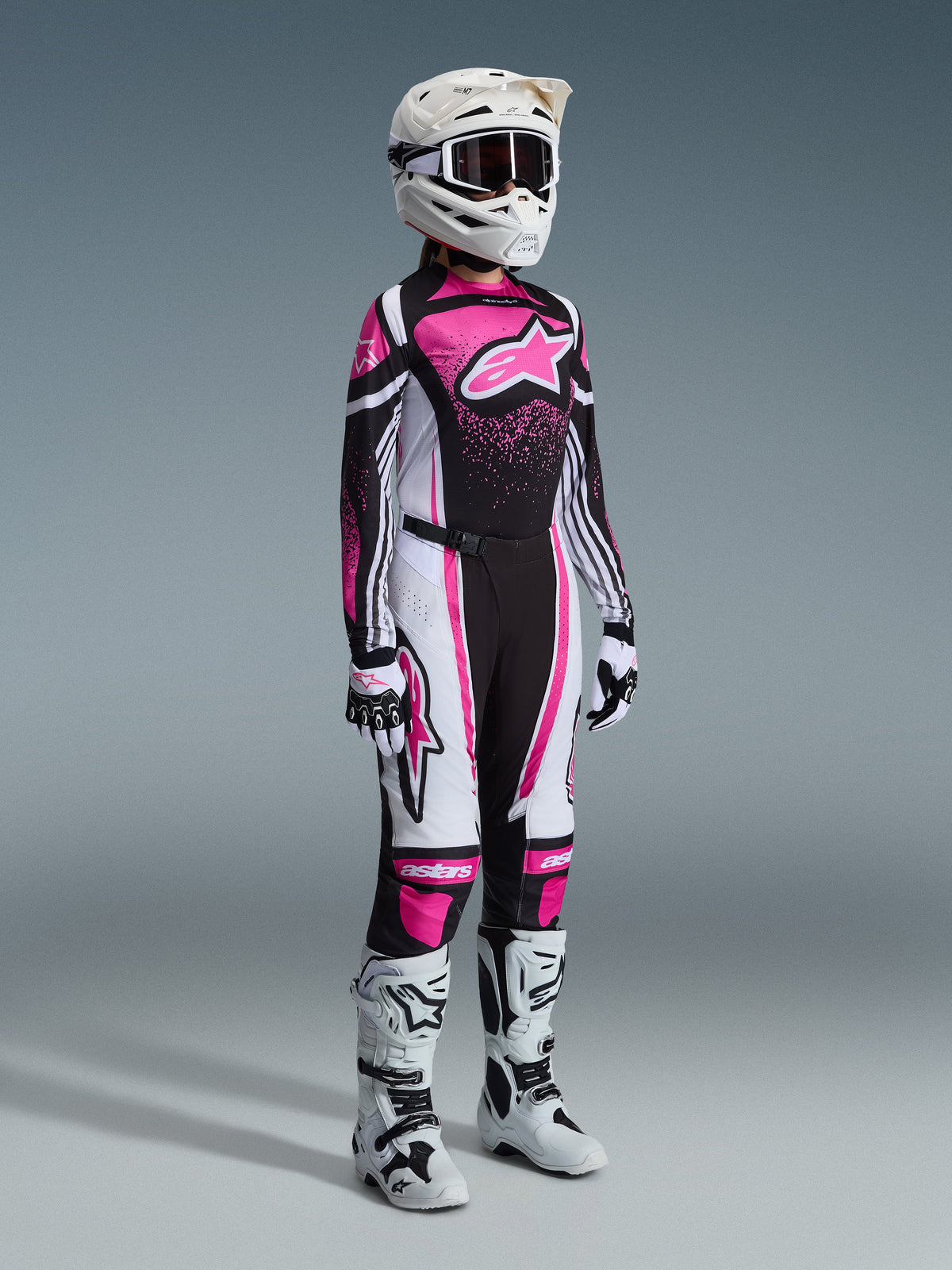 Alpinestars 2026 Stella Techstar Nomur Gear Set, kompletny damski strój motocrossowy, wyrazista różowo-czarno-biała koszulka z pasującymi spodniami, biały kask i gogle, biało-czarne buty, profesjonalny, skoordynowany zestaw wyścigowy