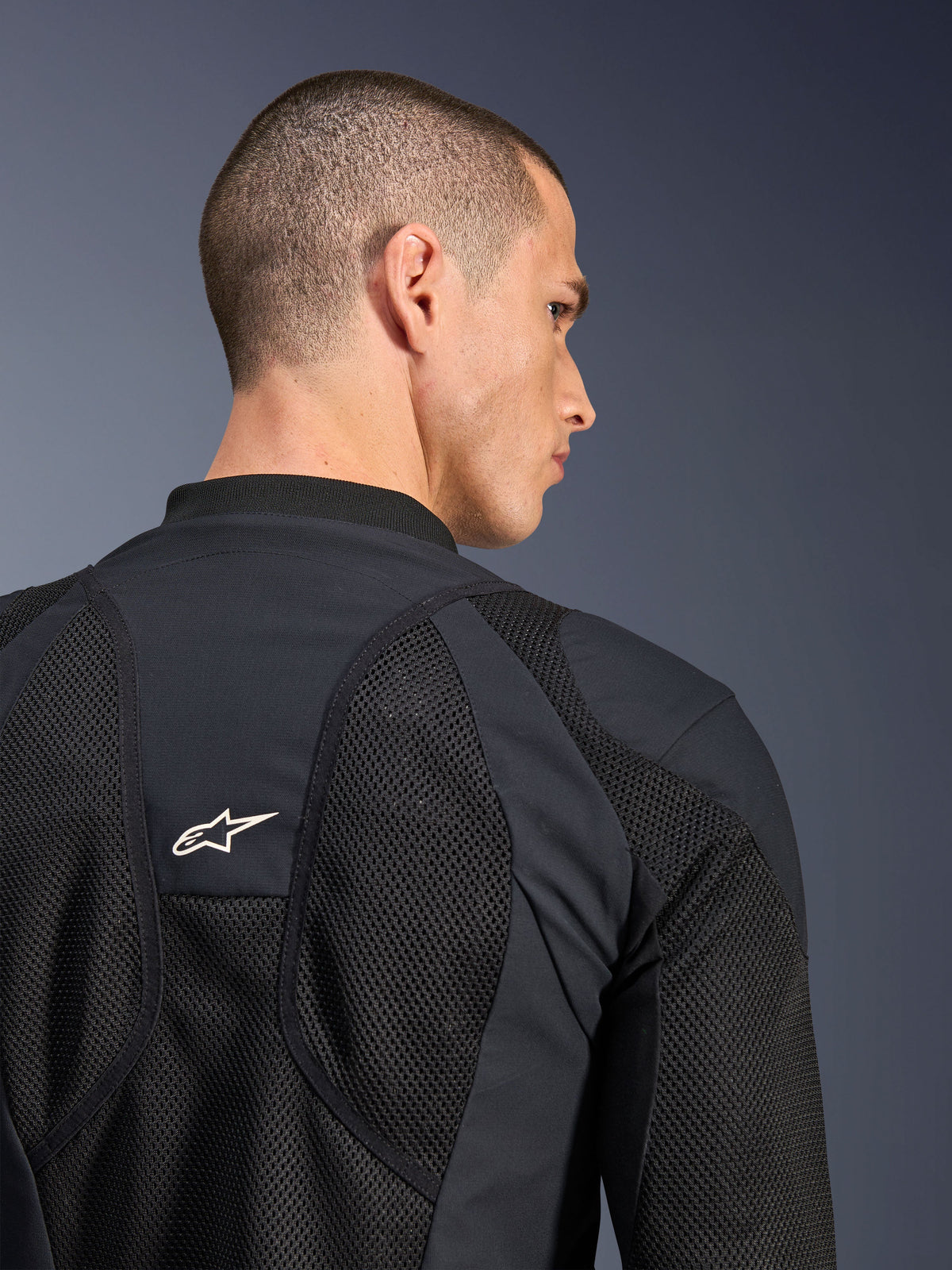 Alpinestars Troop-Air Pro Jacket, czarna, zbliżenie na tył z oddychającymi panelami z technicznej siatki i białym logo z gwiazdą, wysokiej jakości motocyklowa kurtka z pancerzem