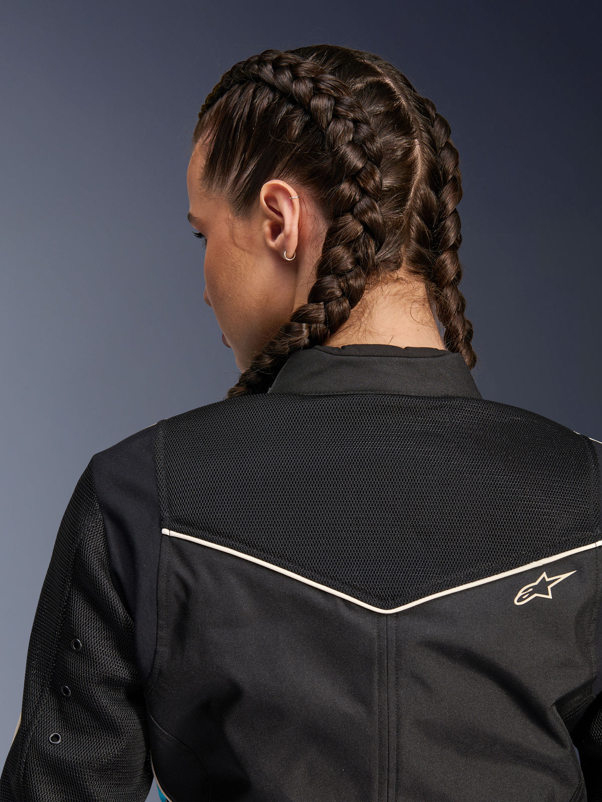 Alpinestars Stella T-Dyno Air Jacket, damska kurtka motocyklowa, czarna z akcentami ecru, zbliżenie na karczek z tyłu z rozszerzoną siatką 3D zapewniającą wentylację i małym haftowanym logo Alpinestars