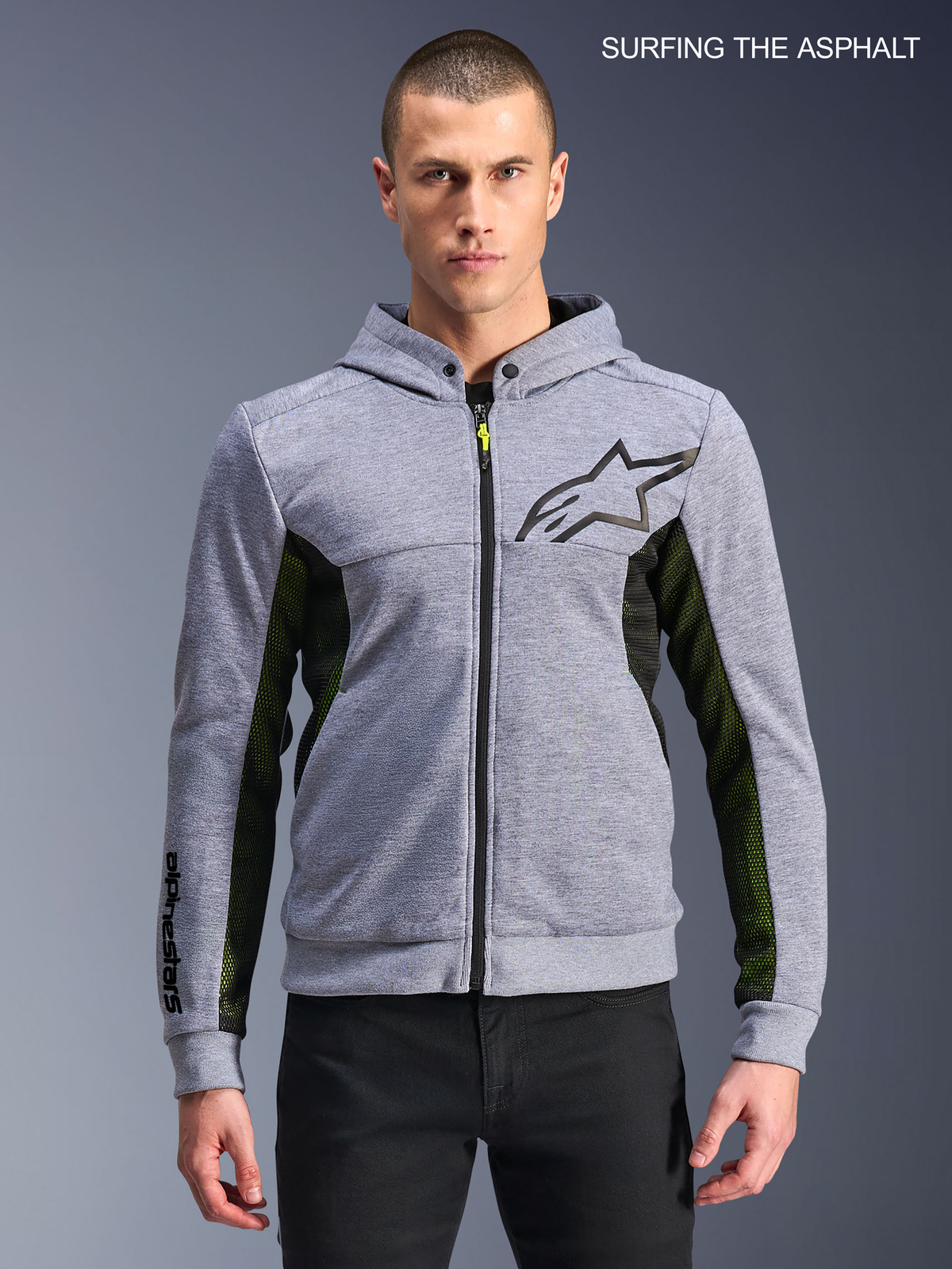 Alpinestars Bluza Z Kapturem Chrome Air Sport, męska miejska bluza motocyklowa w kolorze szarym melanż i czarnym, widok z przodu na modelu pokazujący panele z siatki wentylacyjnej oraz logo na piersi
