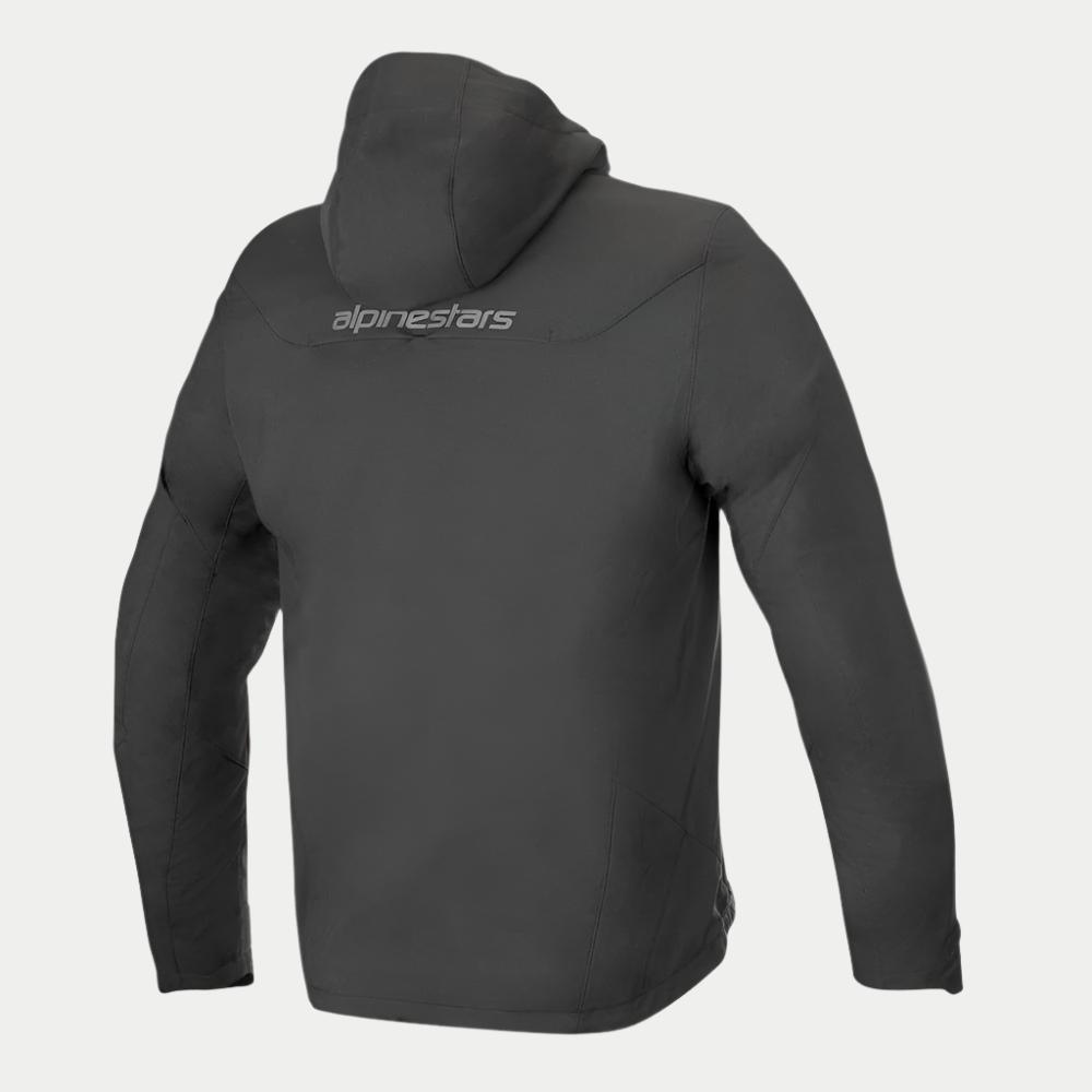 Alpinestars Domino Tech, czarna miejska bluza motocyklowa softshell ze stałym kapturem i odblaskowym logo z tyłu.