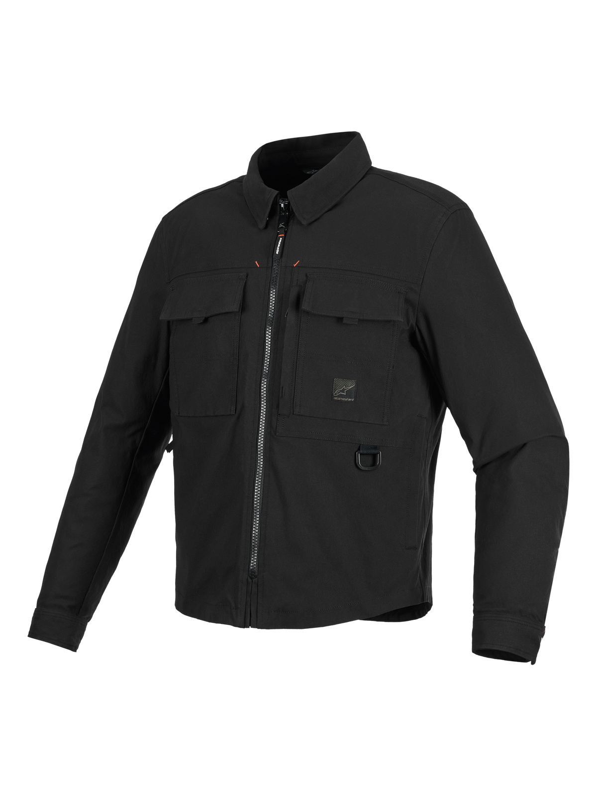 Alpinestars Bryon Water Resistant Overshirt, czarna kurtka motocyklowa, widok z przodu pod kątem trzech czwartych, design inspirowany odzieżą roboczą z kieszeniami cargo na piersi, metalowy pierścień D-ring i przedni zamek, wytrzymała tekstura z woskowanego płótna
