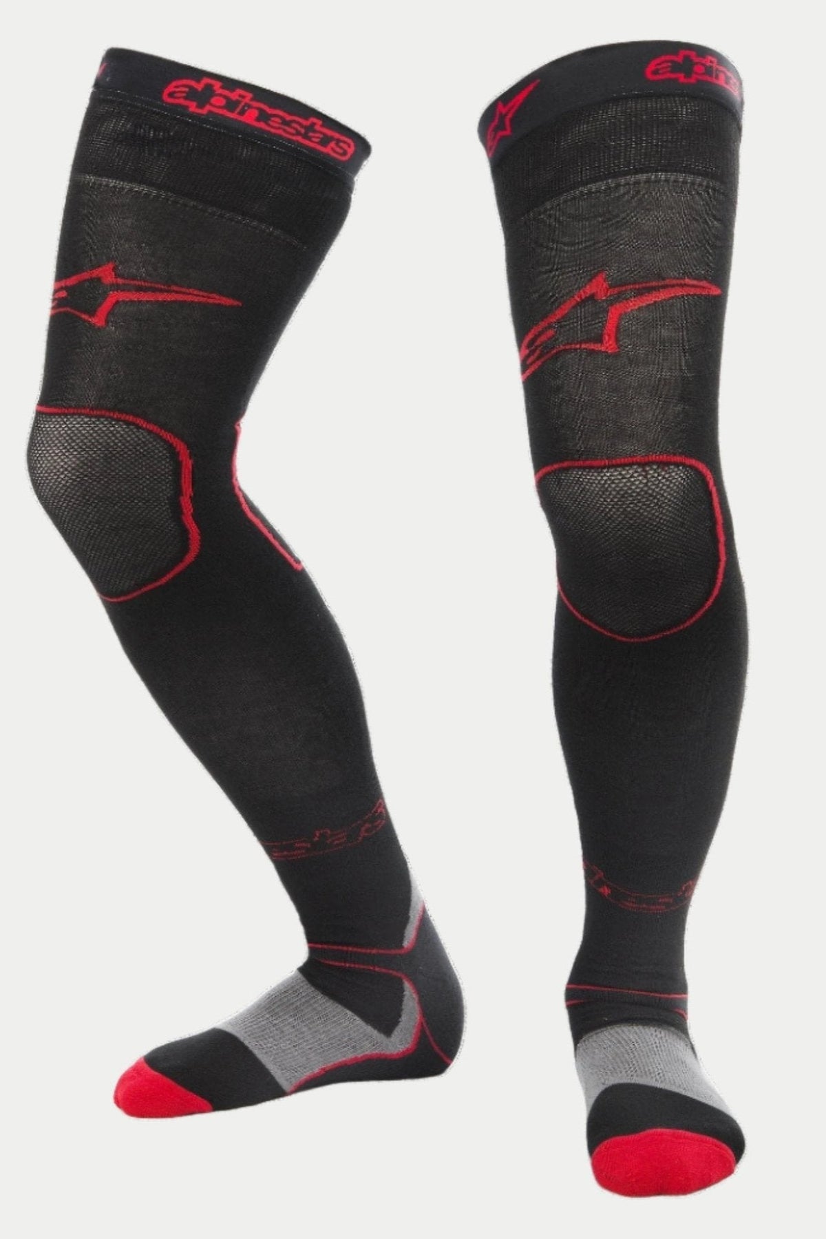 Alpinestars MX Long Tech Thick Socks, skarpety motocrossowe, czarno-czerwone, z czerwonymi logotypami Alpinestars na udzie i mankiecie, szarymi piętami i czerwonymi akcentami na palcach, długość do połowy uda ze specjalistycznymi strefami z siateczki, techniczna warstwa bazowa do wyścigów off-road