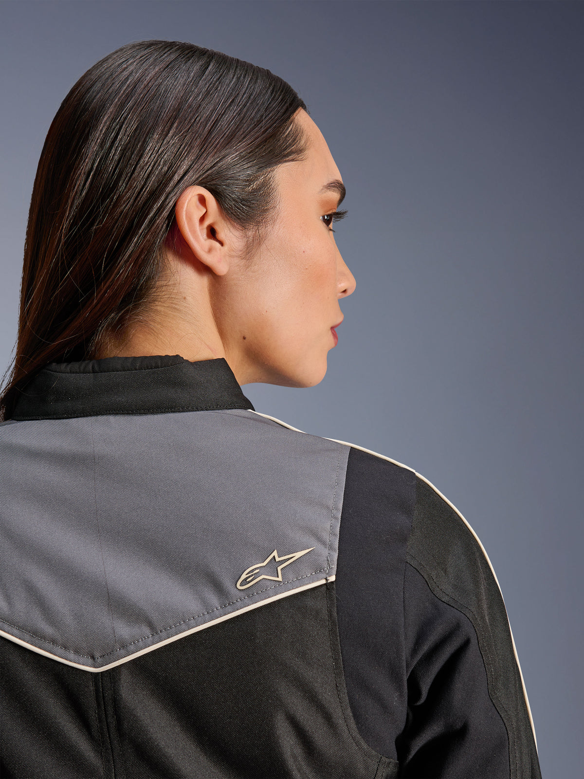 Alpinestars Stella T-Dyno WR Jacket, damska kurtka motocyklowa, czarna, ciemnoszara i ecru, zbliżenie na tył barku i karczek z szarym panelem i logo gwiazdy w kolorze ecru, odzież motocyklowa inspirowana stylem vintage