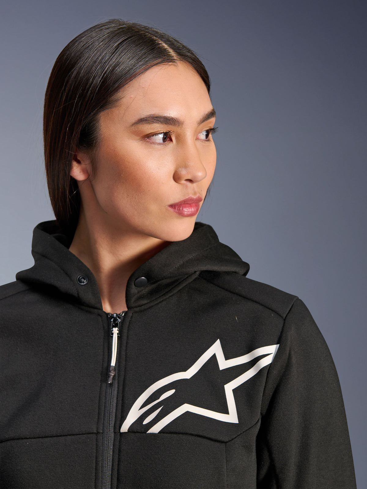 Alpinestars Stella Chrome V2 Sport Hoodie, damska bluza motocyklowa, czarna z białym logo Astars, techniczny polar, zamek z przodu, kołnierz z kapturem na zatrzaski, odzież do jazdy miejskiej
