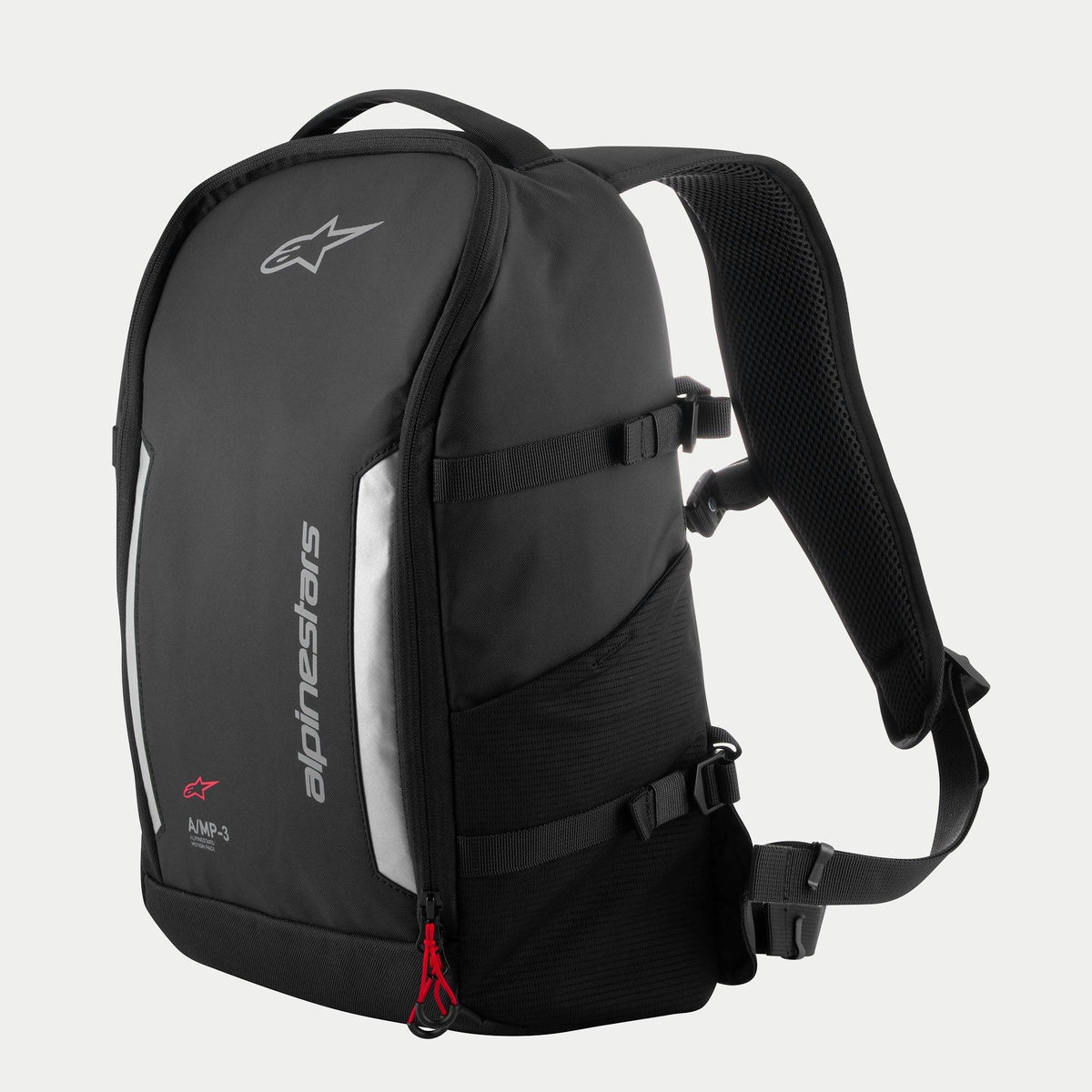 Plecak Alpinestars AMP3, czarny techniczny plecak motocyklowy z białymi logotypami, srebrne panele odblaskowe, czerwone uchwyty zamków, regulowane boczne paski kompresyjne i wyściełane siatkowe szelki