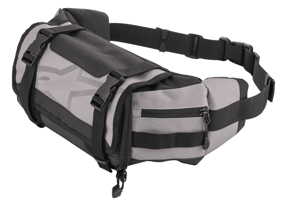 Alpinestars Tech Tool Pack, szaro-czarna nerka enduro, torba na narzędzia motocyklowe, regulowane paski z plastikowymi klamrami, duże logo w kształcie gwiazdy, wytrzymała konstrukcja z tkaniny, kompaktowy design
