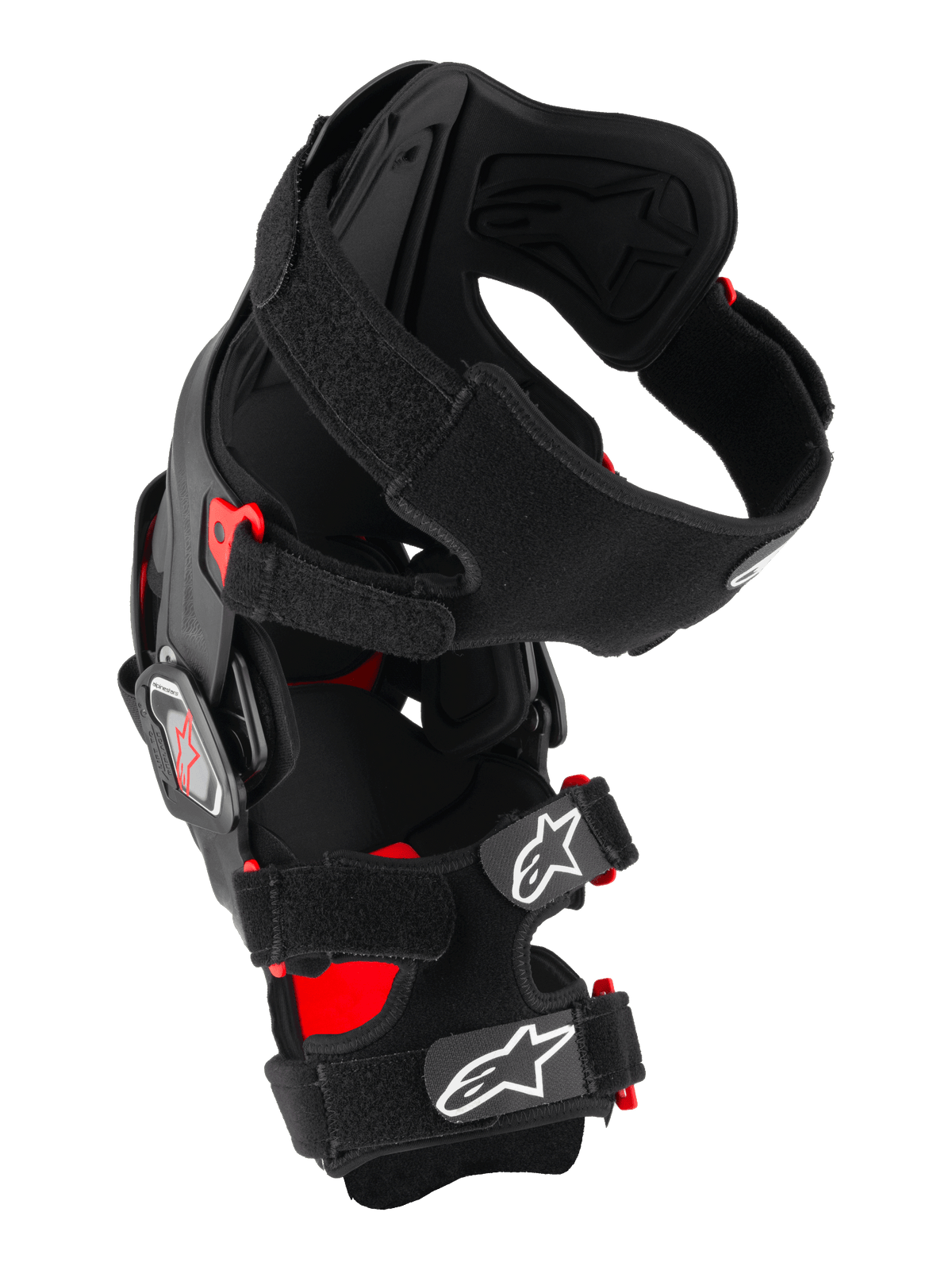 Alpinestars RK-7 Plasma Knee Brace, motocrossowy ochraniacz kolan, czarno-czerwony, widok z boku prezentujący asymetryczną ramę wzmocnioną włóknem, czteropunktowy system zawiasów i wyściełane paski X z białym logo Astar