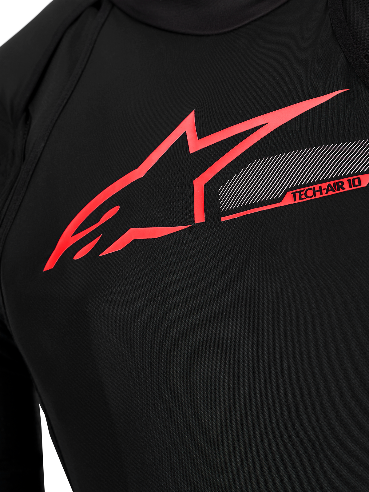 Poduszka powietrzna Tech-Air 10 V2 Race, detal klatki piersiowej, czarny materiał z jasnoczerwonym logo i grafikami.