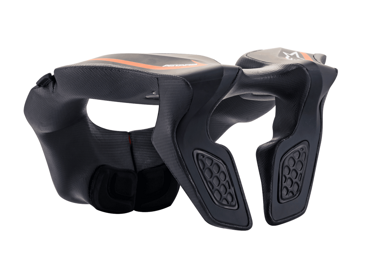 Alpinestars Youth Neck Support, młodzieżowy kołnierz ochronny motocrossowy, czarny z pomarańczowymi akcentami i białym logo, rama z wtryskiwanego polimeru z wyściółką z pianki EVA, zaprojektowany dla bezpieczeństwa młodych zawodników podczas wyścigów terenowych