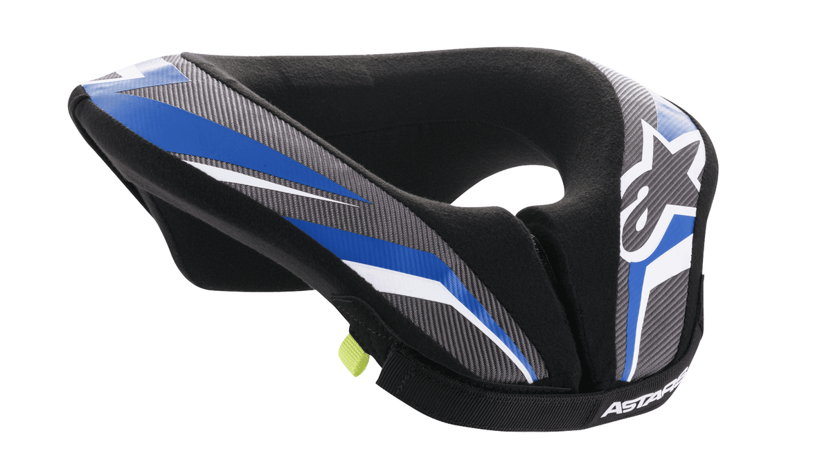 Alpinestars Youth Sequence Neck Roll, młodzieżowy ochraniacz szyi motocrossowy, czarny antracyt i niebieski, ergonomiczna wyściełana konstrukcja, niebiesko-szare wzorzyste panele, białe akcenty, logo Alpinestars, miękka wyściółka wewnętrzna zapewniająca komfort