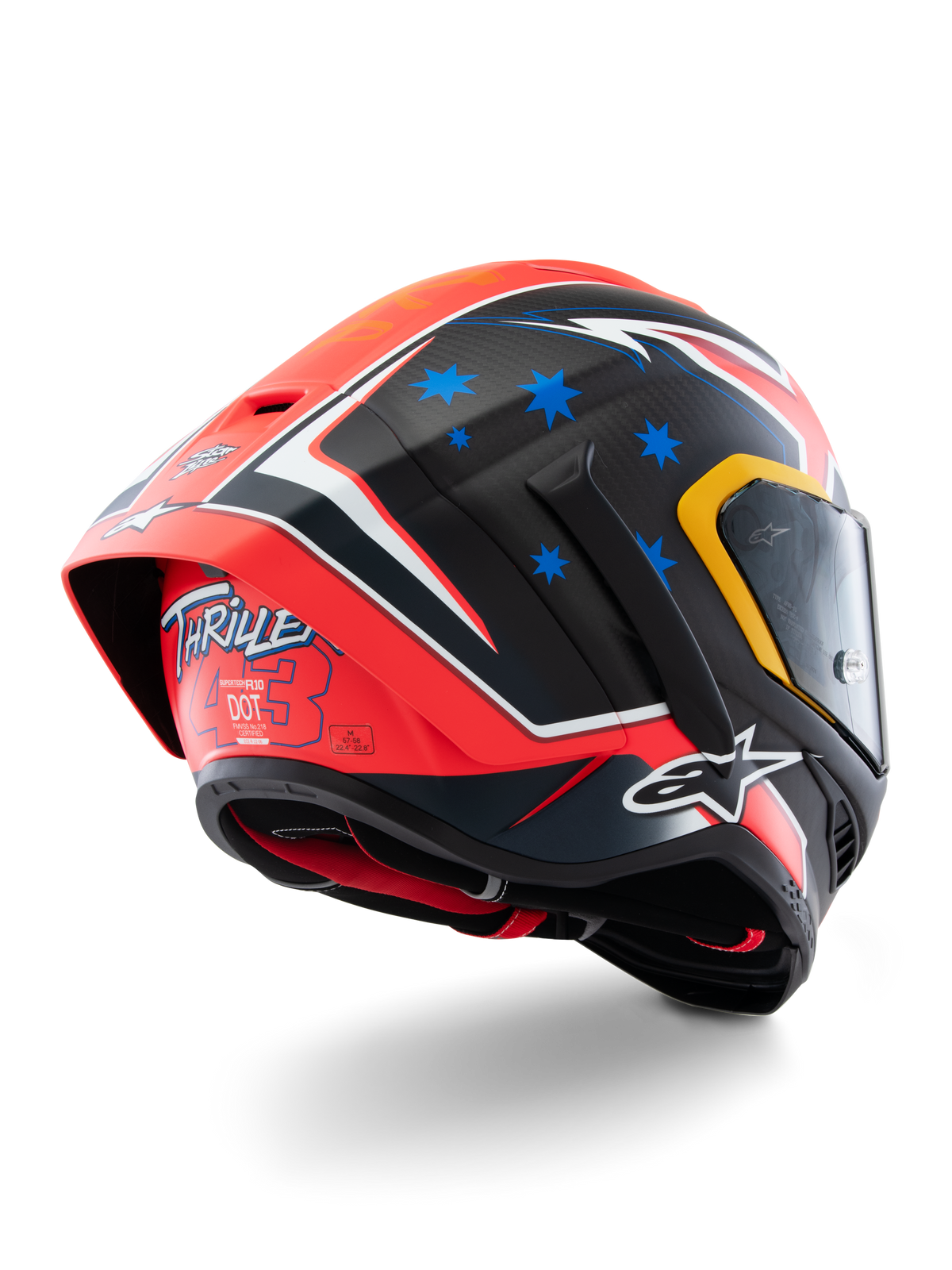 Alpinestars Supertech R10 Miller Limited Edition Helmet, pełnotwarzowy kask wyścigowy, Carbon Red Matt z niebieskimi gwiazdami i białymi akcentami, grafika „Thriller 43” z tyłu, duży aerodynamiczny spojler, konstrukcja z włókna węglowego.
