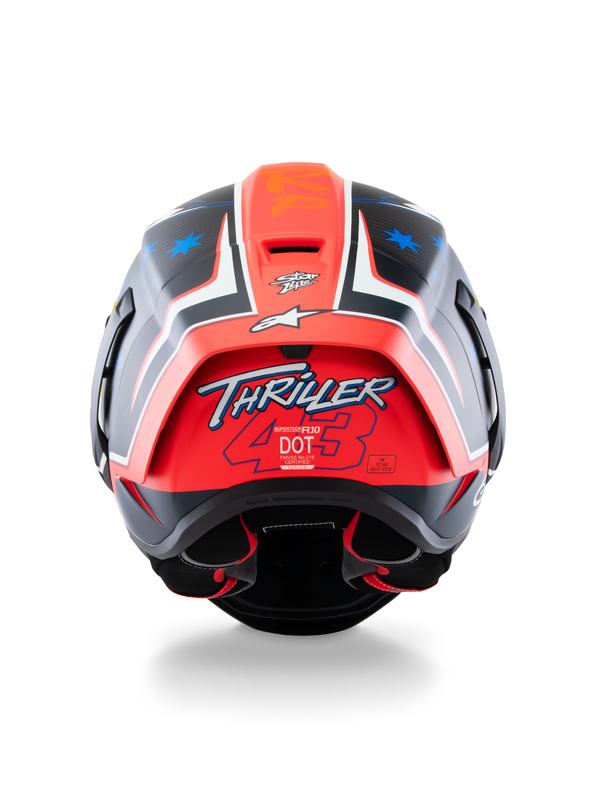 Kask Alpinestars Supertech R10 Miller Limited Edition, kask wyścigowy integralny, kolor Carbon Red Matt z niebieską grafiką gwiazd, widok z tyłu eksponujący logo „Thriller 43” na czerwonym spojlerze, aerodynamiczny design z etykietami certyfikacji