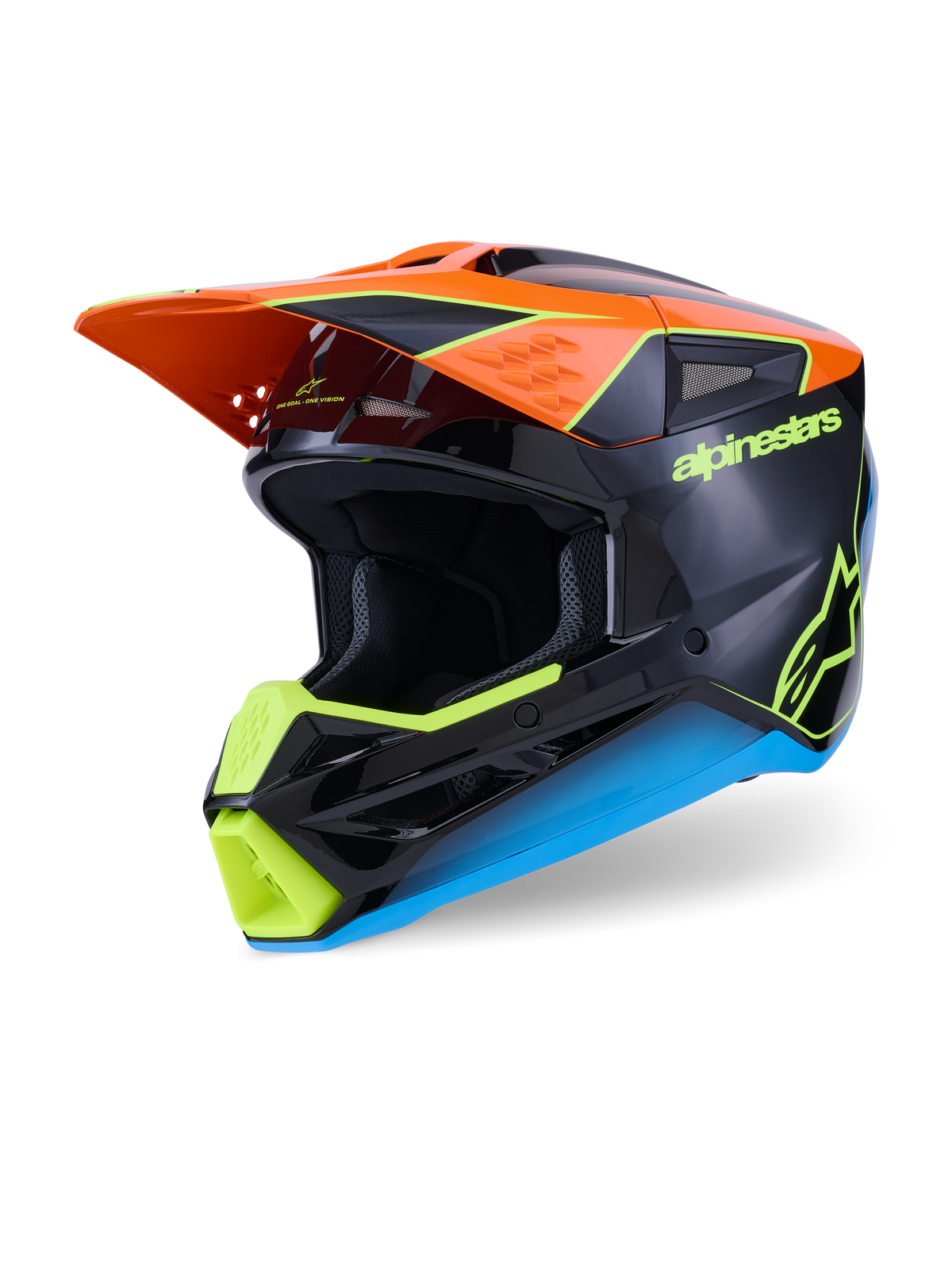 Kask Alpinestars S-M3 Fray, kask motocrossowy, czarny z pomarańczowymi, neonowożółtymi i niebieskimi akcentami, widok z trzech czwartych ukazujący aerodynamiczną skorupę z wtryskiwanego tworzywa termicznego i ochronny daszek do wyścigów terenowych