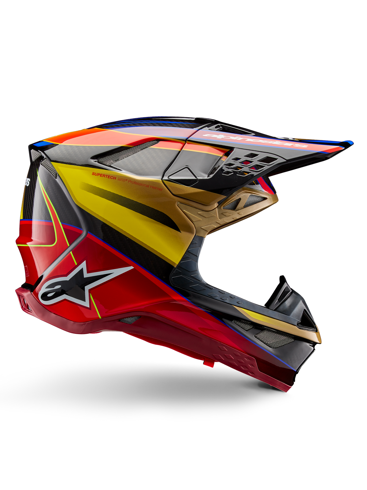 Kask Alpinestars Supertech M10 Era, kask motocrossowy, błyszczący kolor złoty, żółty i czerwony z niebieskimi i czarnymi akcentami, aerodynamiczny design ze zintegrowanym daszkiem, liczne otwory wentylacyjne zabezpieczone siatką i detale z włókna węglowego, certyfikat ECE 22.06