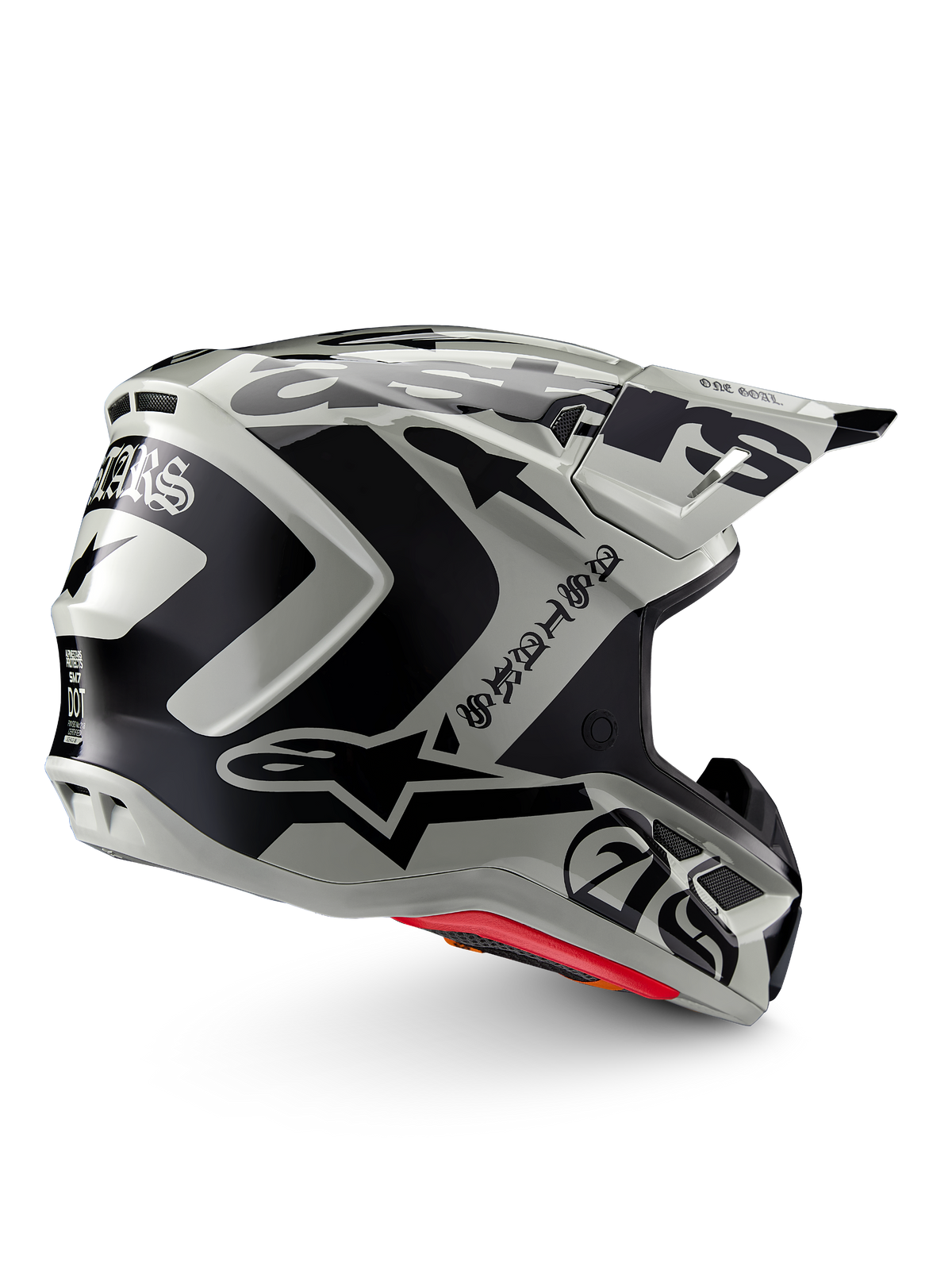 Kask Alpinestars Limited Edition S-M7 Wolf Dust, kask motocrossowy, Dune Black Glossy, jasnoszara skorupa z wyrazistą czarną grafiką Alpinestars i tekstem w stylu gotyckim, opływowy aerodynamiczny design z licznymi otworami wentylacyjnymi, czerwona wyściółka wewnętrzna, wysokowydajna ochrona głowy off-road