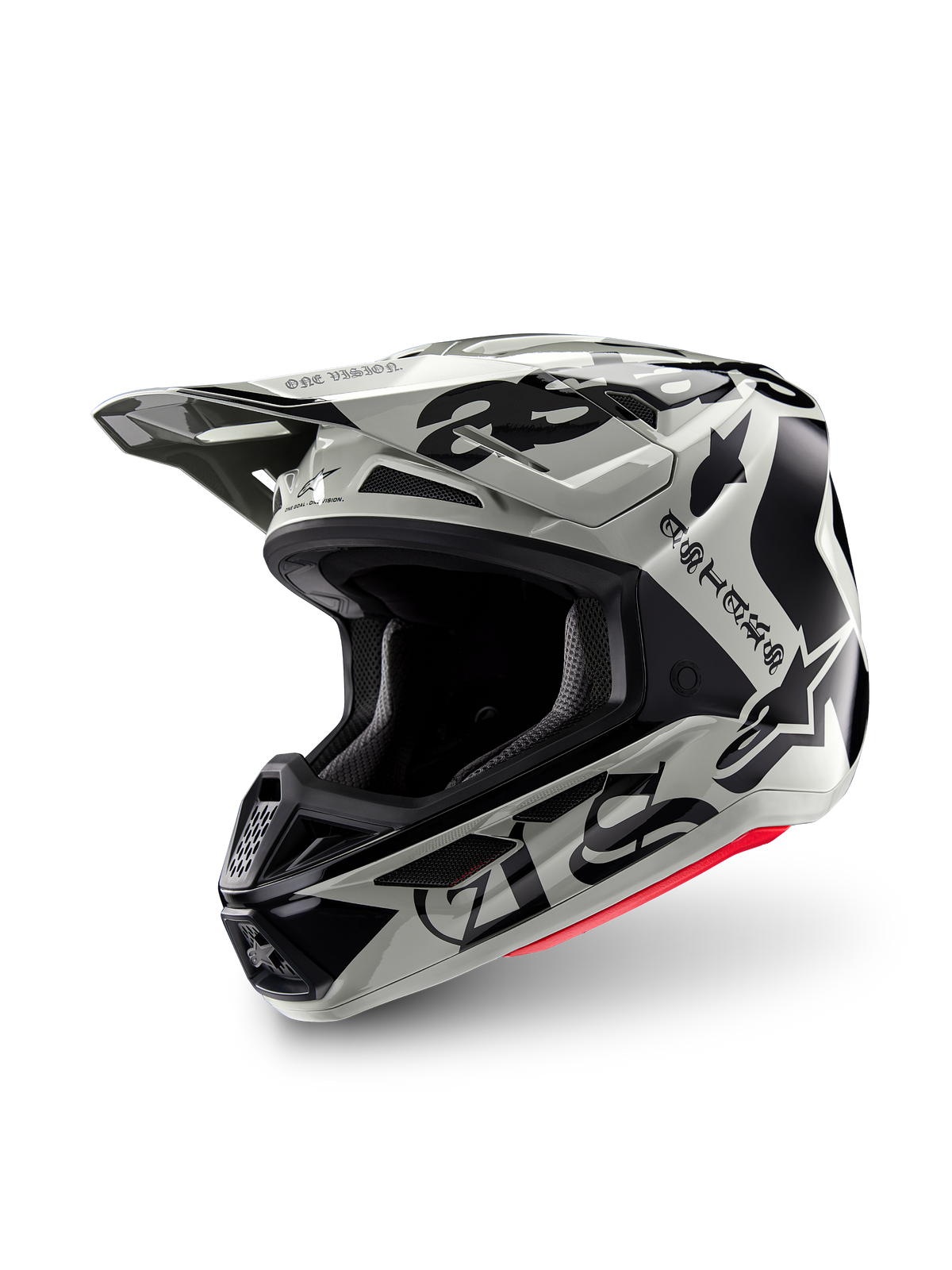 Kask Alpinestars Limited Edition S-M7 Wolf Dust, kask motocrossowy, Dune Black Glossy, jasnoszara skorupa z czarnym gotyckim napisem „ASTARS” i logo gwiazdy, czerwony akcent na dolnej krawędzi, wyposażony w wysokowydajny daszek i liczne wloty powietrza, widok z przodu pod kątem trzech czwartych