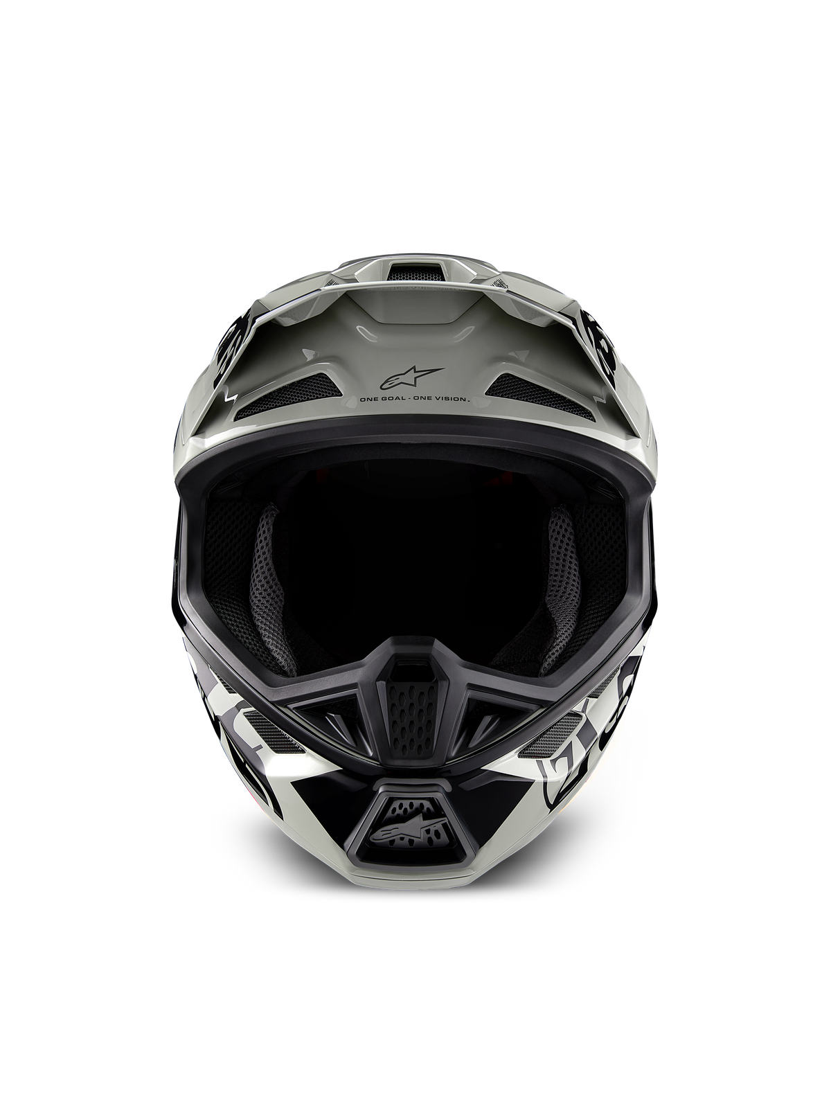 Kask Alpinestars Limited Edition S-M7 Wolf Dust, kask motocrossowy, kolor Dune Black Glossy z biało-czarną grafiką, widok z przodu ukazujący szeroki otwór na gogle i liczne wloty wentylacyjne, aerodynamiczny daszek z logo Alpinestars i napisem „One Goal One Vision”, specjalistyczna ochrona głowy do wyścigów off-road