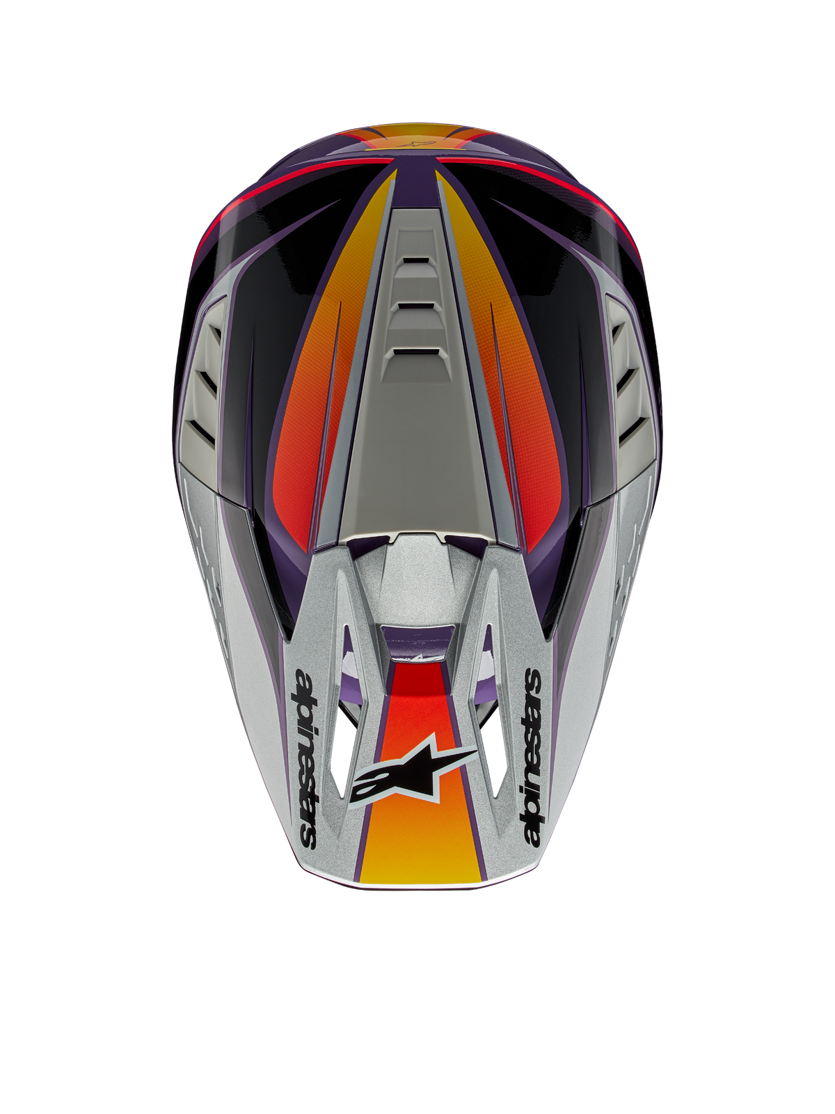 Alpinestars S-M5 Sail Helmet ECE, kask motocrossowy, fioletowo-czarny i srebrny błyszczący, widok z góry przedstawiający srebrny daszek z logo Alpinestars, pomarańczowe i czerwone akcenty gradientowe, aerodynamiczna skorupa z otworami wentylacyjnymi, wysokiej klasy ochrona głowy off-road