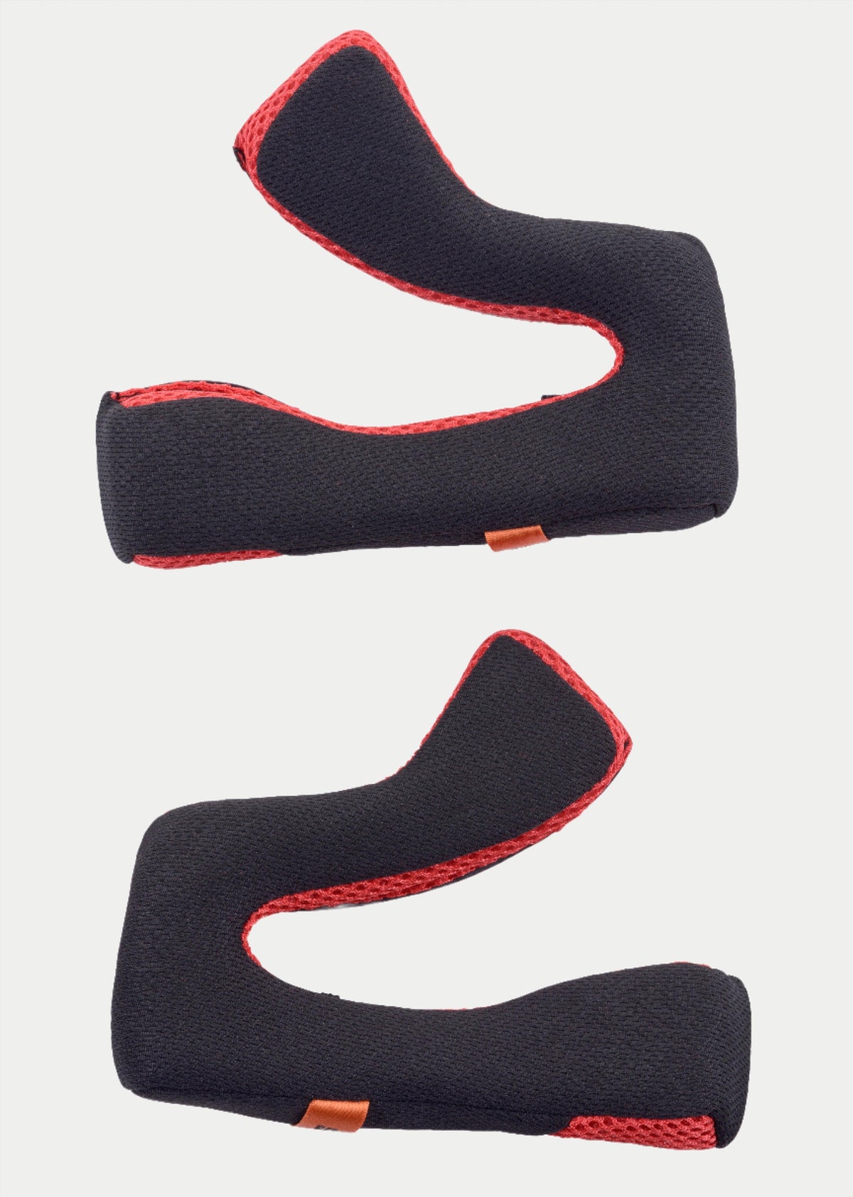 Alpinestars S-M5 Replacement Cheek Pads, zestaw dwóch wewnętrznych poduszek kasku, czarne z czerwonym wykończeniem z siateczki, ergonomiczny zakrzywiony kształt do kasku motocrossowego, części zamienne zapewniające dopasowanie i komfort
