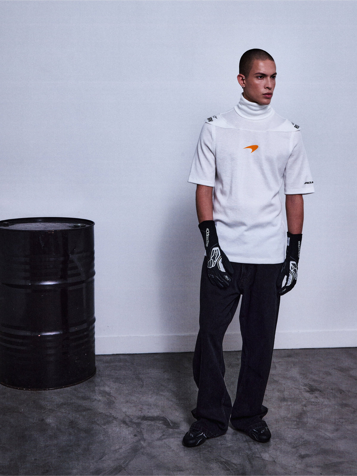 Alpinestars RSRV Pyro SS Tee, biała koszulka z krótkim rękawem z pomarańczowym logo, styl streetwear, noszona z czarnymi rękawicami i spodniami