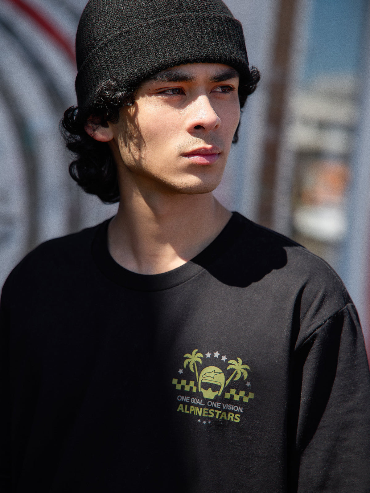 Alpinestars Order CSF Tee, koszulka z krótkim rękawem, czarna, limonkowo-zielone logo z hełmem i palmami oraz napisem One Goal One Vision, codzienna odzież uliczna inspirowana sportami motorowymi