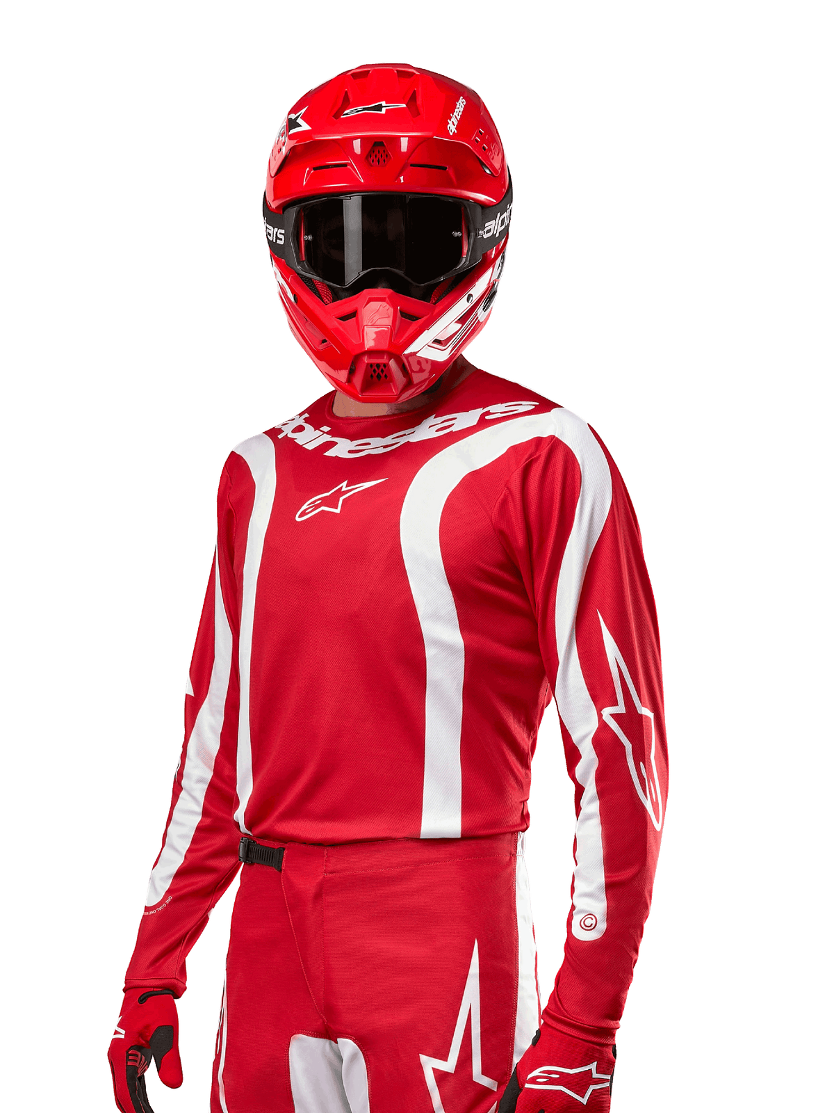 Alpinestars 2024 Fluid Lurv Jersey, koszulka motocrossowa, czerwono-biała, noszona z dopasowanym czerwonym kaskiem i rękawicami, sportowy design z białymi zakrzywionymi pasami i logo Alpinestars