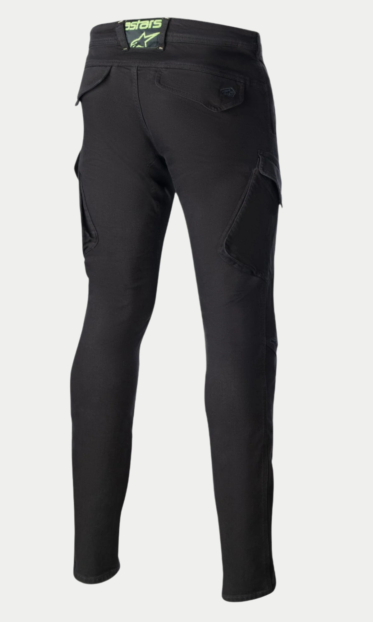 Alpinestars Caliber Slim Fit Tech Riding Pants, czarne, widok z tyłu prezentujący dopasowany zwężany krój, kieszenie cargo w stylu bojówek, tylne kieszenie z klapkami oraz limonkową naszywkę z logo na pasku.
