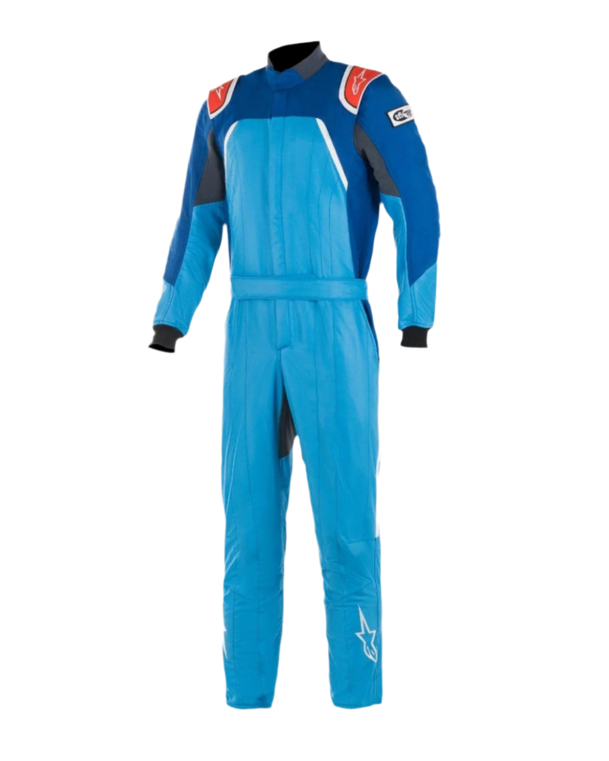 Alpinestars GP Pro Comp Bootcut Suit FIA, samochodowy kombinezon wyścigowy, kobaltowy i królewski błękit z czerwonymi akcentami, czerwone pagony z białym logo, czarne mankiety, nogawki typu bootcut, wielowarstwowa konstrukcja aramidowa do wyścigów torowych