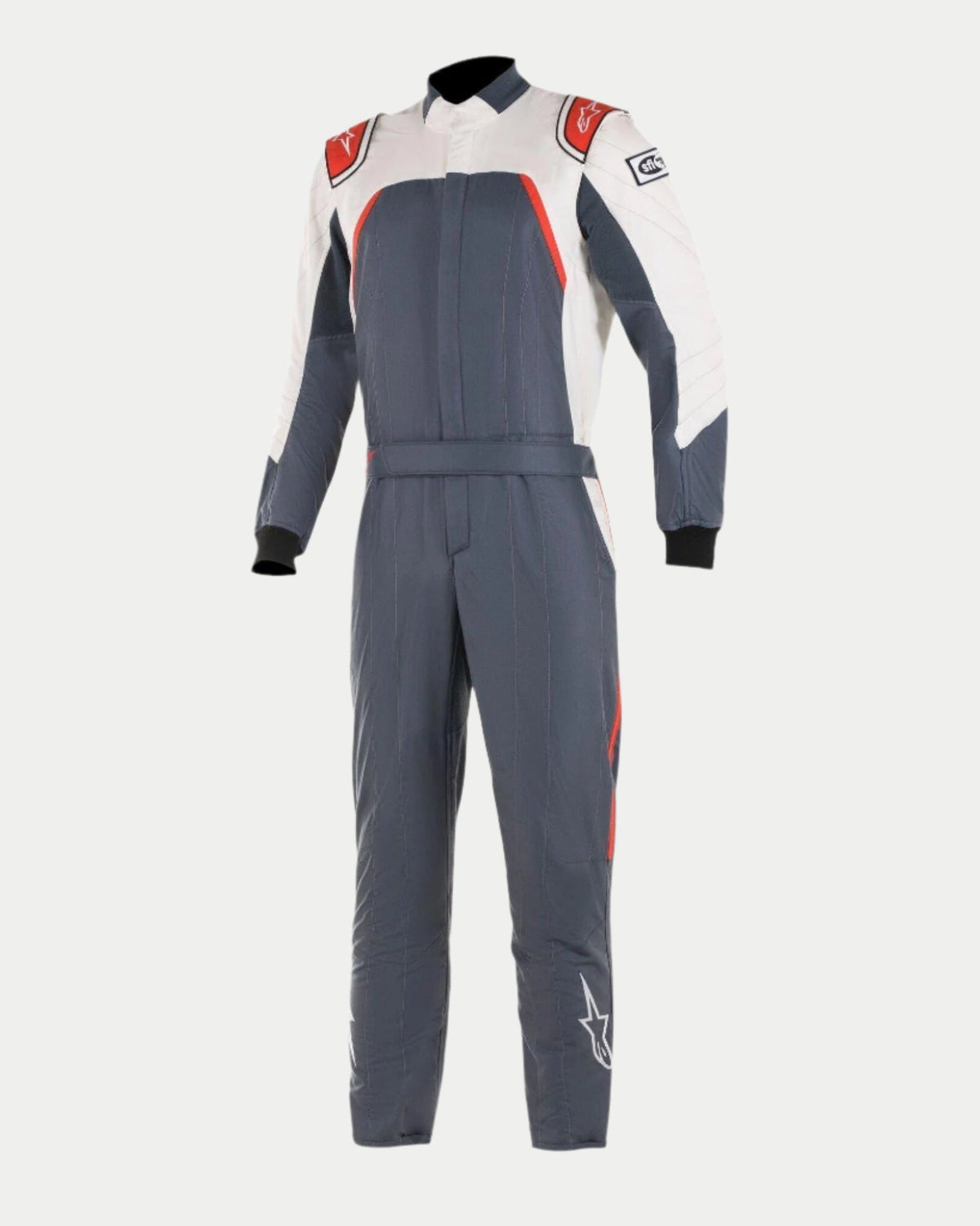 Alpinestars GP Pro Comp Bootcut Suit FIA, samochodowy kombinezon wyścigowy, kolor asfaltowy, biały i czerwony, ciemnoszary korpus z białymi panelami na ramionach i czerwonymi wykończeniami, logo Alpinestars na ramionach i nogawkach, konstrukcja nogawek typu bootcut, profesjonalny design motorsportowy