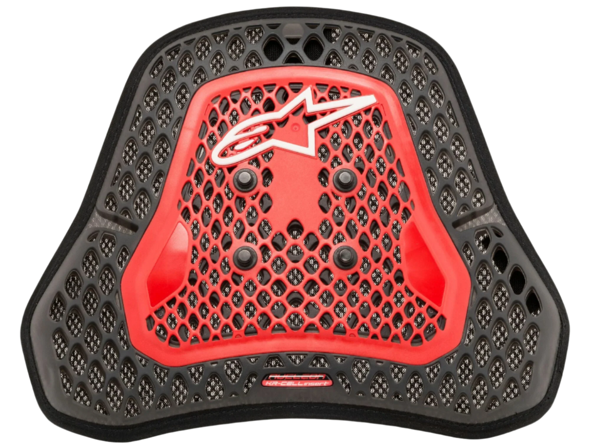 Alpinestars Nucleon KR-Cell Ci S, ochraniacz klatki piersiowej, kolor czerwono-czarny (Transparent Smoke Red and Black), mikrostruktura komórkowa o wzorze plastra miodu, cztery czarne guziki montażowe, białe logo Alpinestars, lekka ergonomiczna wkładka ochronna do wyścigów motocyklowych i jazdy sportowej