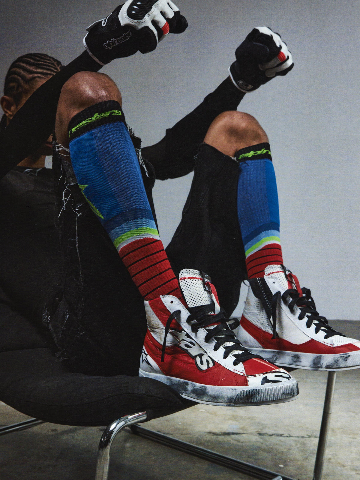 Alpinestars RSRV Legacy Shoe, buty lifestyle premium, czerwone, białe i czarne, wysokie za kostkę, logo Alpinestars, stylizowane z kolorowymi skarpetami w paski