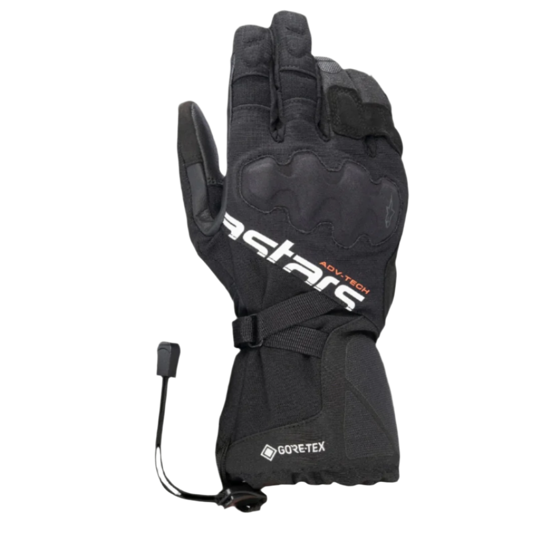 Rękawice Alpinestars XT-5 GORE-TEX, czarne rękawice motocyklowe, z białym brandingiem Astars i pomarańczowym napisem ADV-TECH, konstrukcja z długim mankietem i zakrytą ochroną kostek, logo GORE-TEX i zapięcie na sznurek ściągający, odzież adventure touring