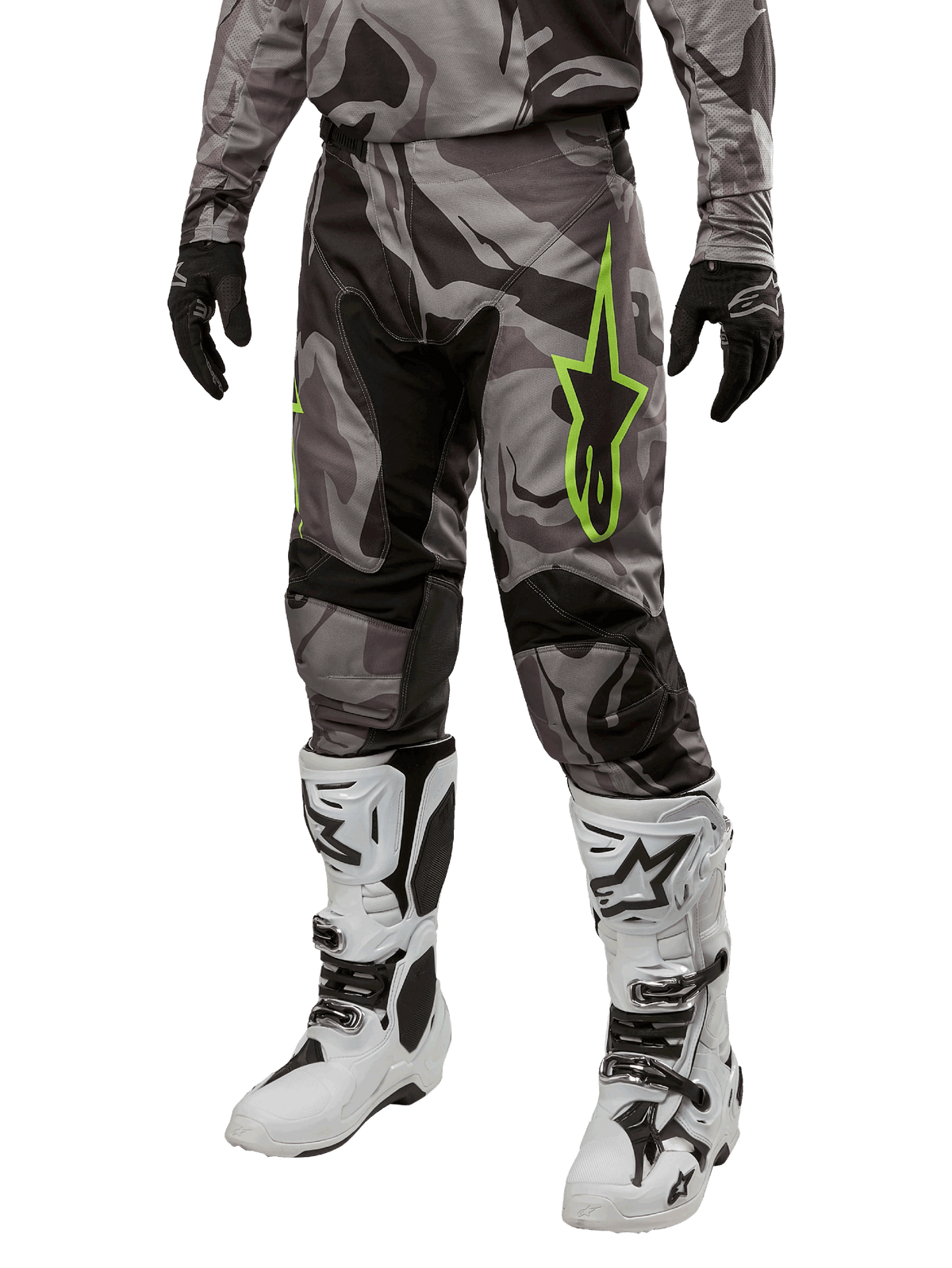 Alpinestars Racer Tactical Pants 2024, spodnie motocrossowe, szaro-czarne moro, limonkowe logo z gwiazdą, biało-czarne buty, czarne rękawice, odzież off-road