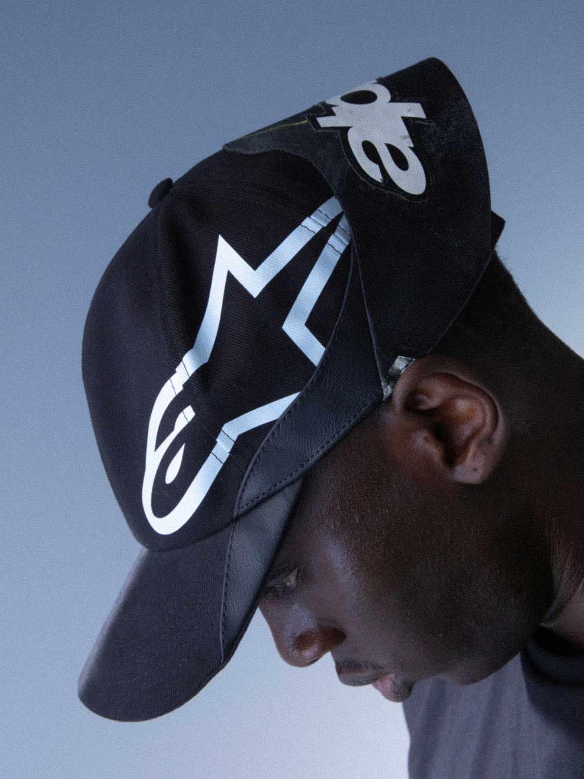 Alpinestars RSRV Resurgence Hat, czarna czapka z zakrzywionym daszkiem, białe logo, premium streetwear, unisex