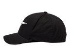 Alpinestars Ageless Curve Hat, czarna czapka z zakrzywionym daszkiem, białe haftowane logo 3D, widok z profilu, tkanina twill, sportowy styl casual