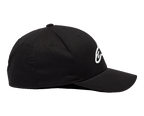 Alpinestars Ageless Curve Hat, czarno-biała czapka z daszkiem, widok z boku prezentujący zakrzywiony daszek i białe haftowane logo 3D, codzienna odzież sportowa