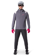 Alpinestars A-Dura Rain Jacket, kurtka MTB, ciemnoszara z różowym logo, zestaw z szarym kaskiem MTB i jaskraworóżowymi rękawiczkami, ochronna 2,5-warstwowa membrana na deszczową pogodę