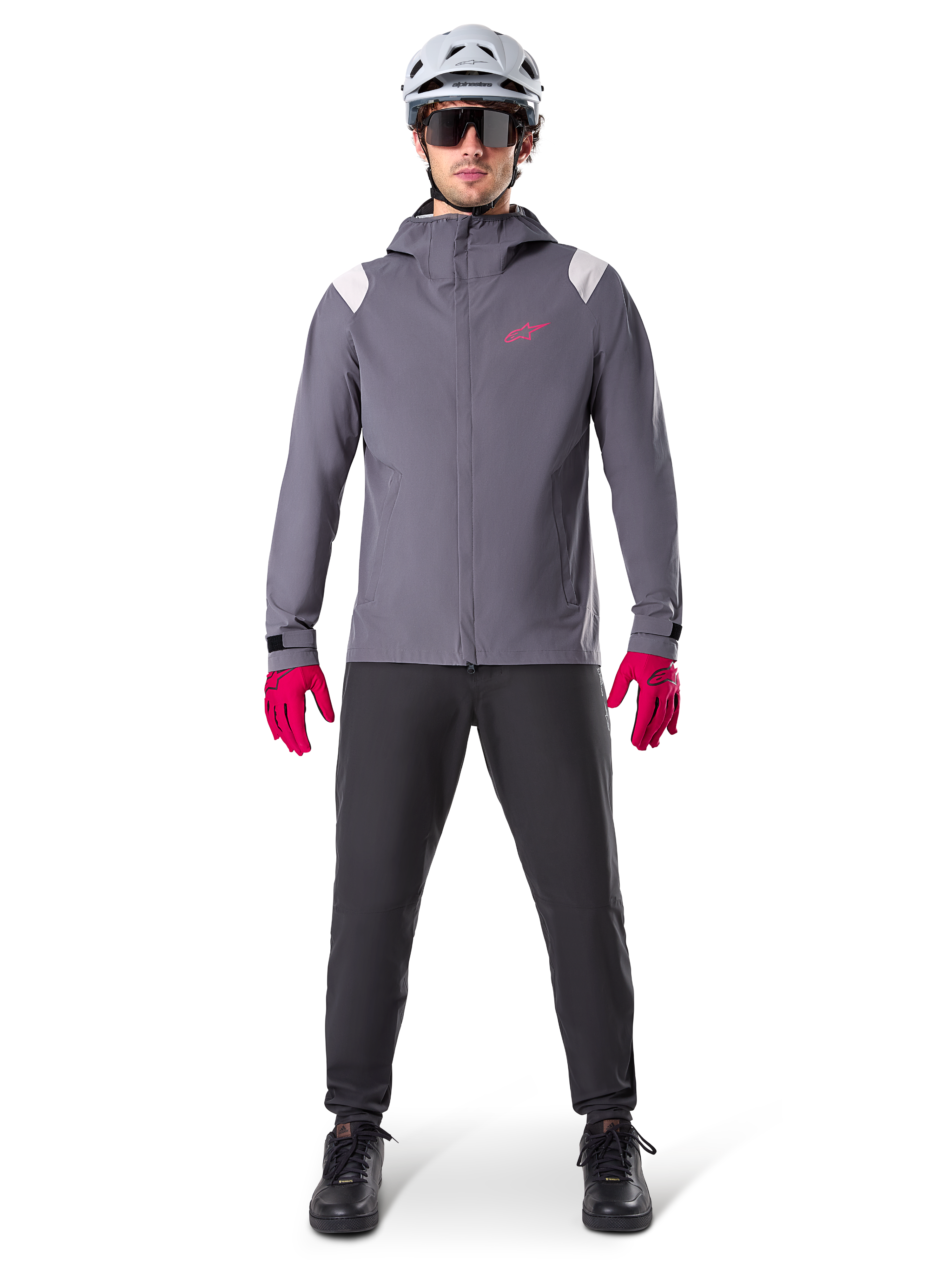 Alpinestars A-Dura Rain Jacket, kurtka MTB, ciemnoszara z różowym logo, zestaw z szarym kaskiem MTB i jaskraworóżowymi rękawiczkami, ochronna 2,5-warstwowa membrana na deszczową pogodę