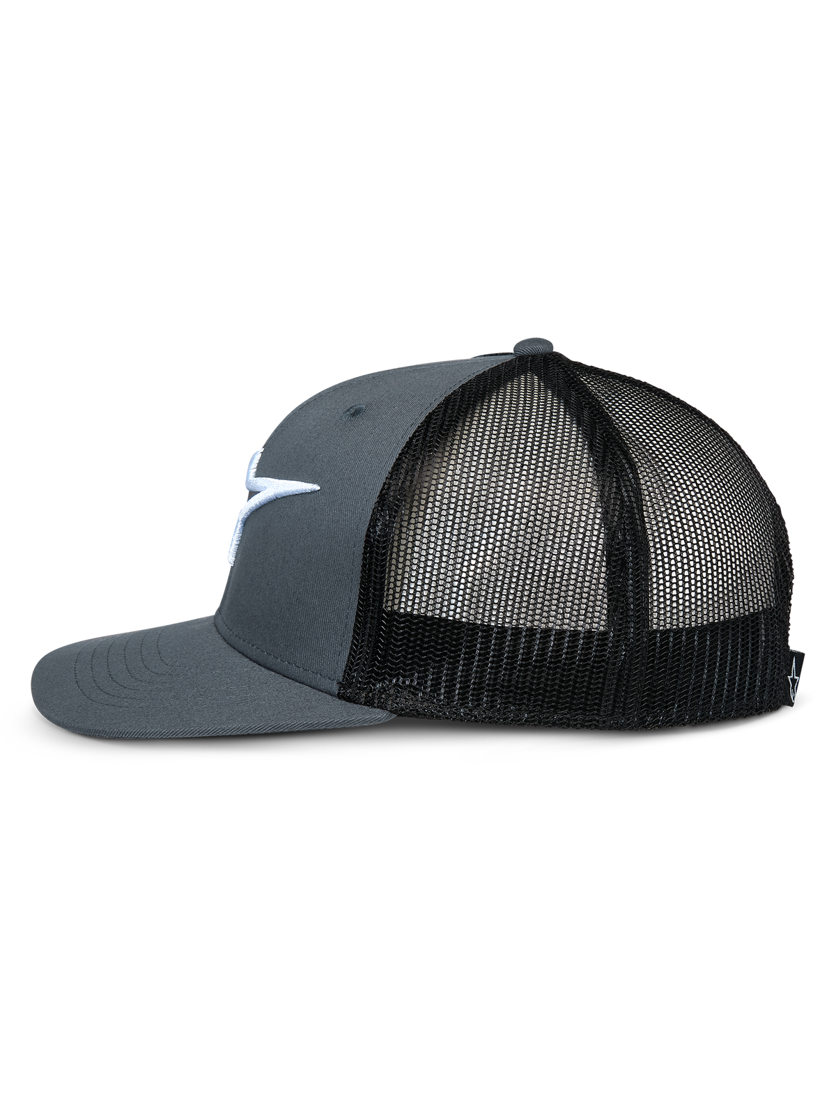 Alpinestars Corp Trucker, czapka z daszkiem typu trucker, szaro-czarna, widok z profilu bocznego ukazujący płaski daszek, usztywnioną szarą koronę, czarne siatkowane panele z tyłu oraz białe haftowane logo, codzienne nakrycie głowy inspirowane sportami motorowymi
