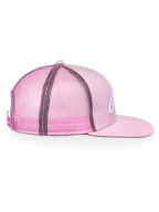 Alpinestars Corp Trucker Hat, różowa, widok z boku, usztywniona korona z płaskim daszkiem, przód z tkaniny twill i tył z siatki, regulowane zapięcie snapback, sportowe nakrycie głowy