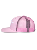 Czapka Alpinestars Corp Trucker, różowa, profil boczny, płaski daszek i usztywniona korona, białe haftowane logo na przodzie z tkaniny twill, różowy tył z siatki, regulowane zapięcie snapback, codzienna odzież sportowa