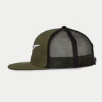 Czapka Alpinestars Corp Trucker w kolorze Military Black, widok z boku, płaski oliwkowy daszek i usztywniany przód z białym haftowanym logo 3D, czarne panele z siateczki zapewniające wentylację