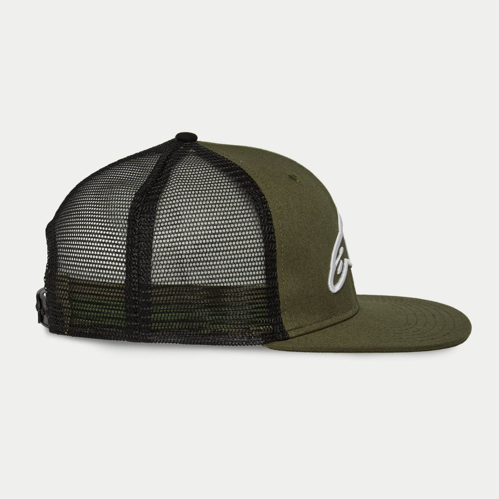 Alpinestars Corp Trucker Hat, Military Black, widok z boku, czapka trucker z płaskim daszkiem, oliwkowa usztywniana korona z białym haftowanym logo 3D, czarne panele z siateczki z tyłu, regulowane zapięcie na zatrzask