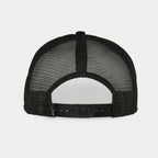 Czapka Alpinestars Corp Trucker, Military Black, widok z tyłu prezentujący czarne panele z siateczki i regulowane zapięcie snapback, mała tkana metka z logo, codzienne nakrycie głowy inspirowane sportami motorowymi