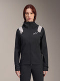 Alpinestars Stella A-Dura Rain Jacket, damska rowerowa kurtka przeciwdeszczowa, czarna z jasnoszarymi panelami na ramionach, techniczna kurtka z kapturem i białym logo na piersi, regulowane mankiety na rzepy, profesjonalna odzież do MTB i jazdy w deszczu
